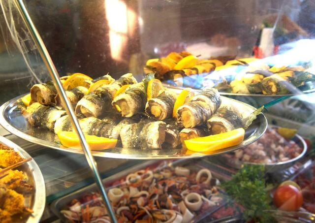 市場に並ぶ料理のひとつ。ポテトをイワシで巻いた地元料理は塩加減が絶妙で美味。ビールにもワインにも合う