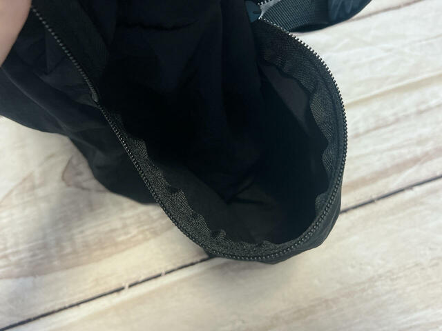 両サイドのポケットはファスナーで開閉する仕様。たくさん入ります！