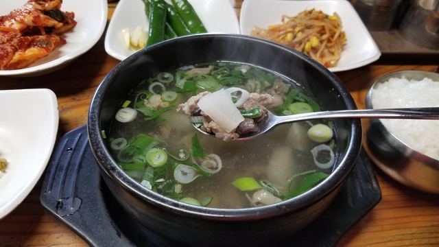 『ハニルオク』の一番人気、ソコギムウクッ9000ウォン。ソコギは牛肉、ムウはダイコン、クッはスープのこと