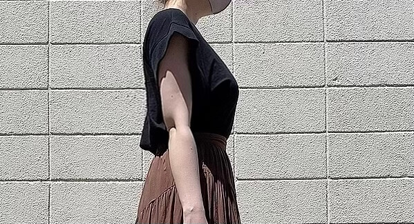 【ZARA】リブ編みTシャツ　ブラックSサイズ着用