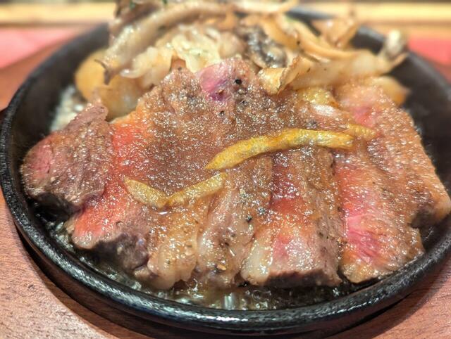 【ロイヤルホスト】さっぱりとゆずぽん酢ソースでいただく「黒毛和牛ステーキ」は醤油と相性のいい赤ワイン「藍茜」を