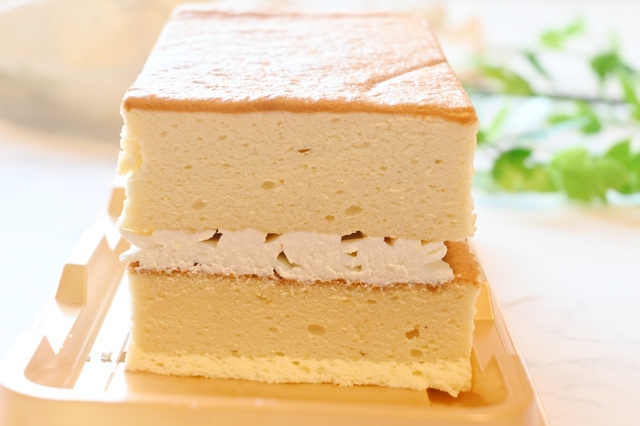 【成城石井自家製 アカシア蜂蜜の台湾風バニラカステラ】断面図。冷やしていただいたので、ふんわり食感よりもしっとり＆モチッとした食感のほうが強めです。