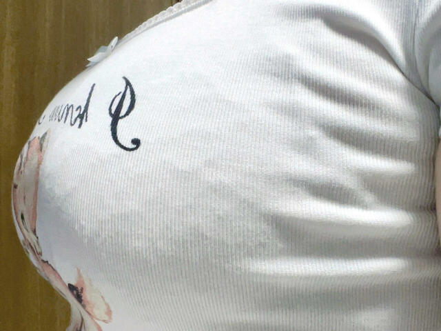 「プッシュアップブラ（レース）」着用。タイトなトップスを着用した際は、美しいレースが響いてしまう点が惜しい