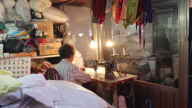 楽園商街地下市場にある修繕屋さん。ミシンの音が懐かしい