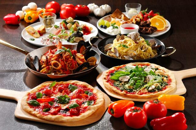 「彩り鮮やかなピザやパスタなど」【「和・洋・韓・印」が食べ放題!エミテラス所沢に“エリア最大級”のビュッフェレストラン「テラスビュッフェTABLE」オープン!】
