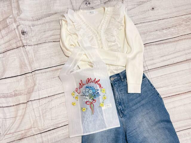 【PEACH JOHN×キャス キッドソン】「シアーエンブロイダリーバッグ」存在感のあるバッグなので、着こなしが新鮮に♪