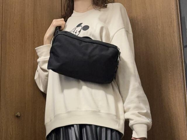【ワークマン　ベーシックボディバッグ】カジュアルな生地感なので、スウェットやパーカーなどとも相性抜群！