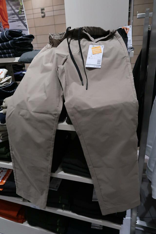 【Workman Colors コットンライクストレッチパンツ】ウエストは紐で調節可能。もうひとつのウールライクパンツはセンターにプレスが入っています