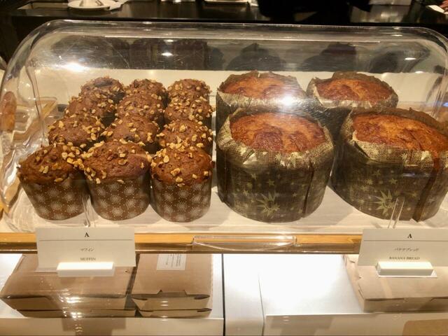 【マンダリン オリエンタル 東京　グルメショップ】こちらもモーニングセットメニューAで食べられる日替わりマフィンとバナナブレッドが陳列されています