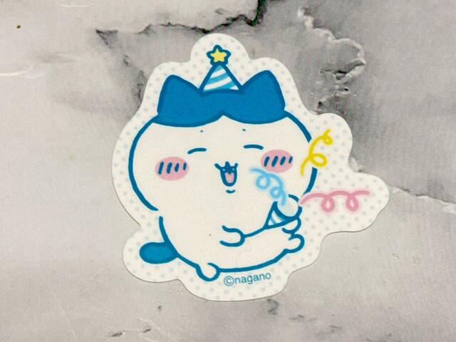 【ちいかわ ダイカットステッカー】5個目は「ハチワレ(バースデー)」。ハチワレは2個揃えられました♪