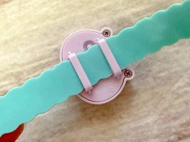 【キャラぱふぇ特大号付録 ちいかわうでどけい】フェイス背面の突起にベルトを通します