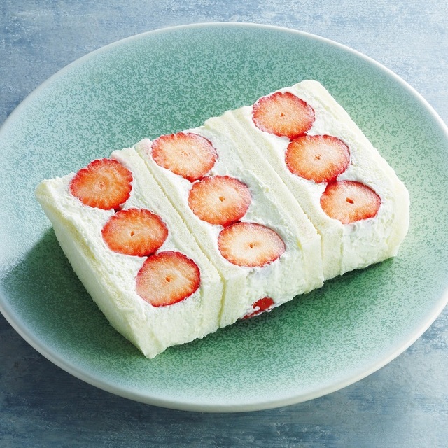 【栃木】フルーツダイニング８０１０  栃木のフルーツダイニング８０１０は「スカイベリー苺サンド（1パック、3切入）