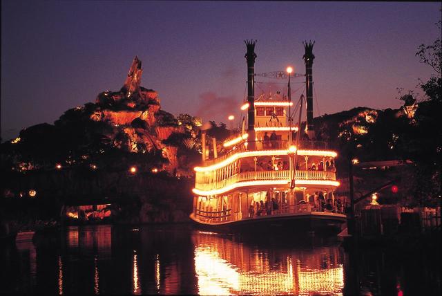 アメリカ河の水面に映える蒸気船マークトゥエイン号