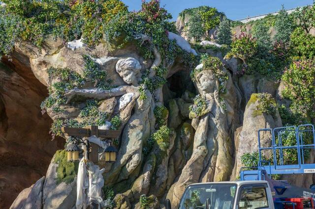 魔法の泉：「ファンタジースプリングス・エントリーウェイ」アナとエルサ（2023年12月撮影）