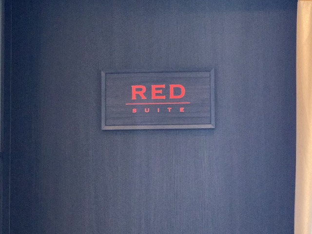 羽田空港国際線JALファーストクラスラウンジ内にある「RED SUITE（レッドスイート）」をイメージ
