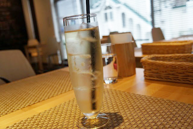 セットメニューには、スープとドリンクがついています。写真はフレッシュレモングラスのアイスティー