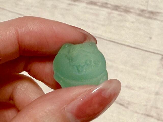 ハチワレはブルー。かわいいお顔がしっかりと再現されています