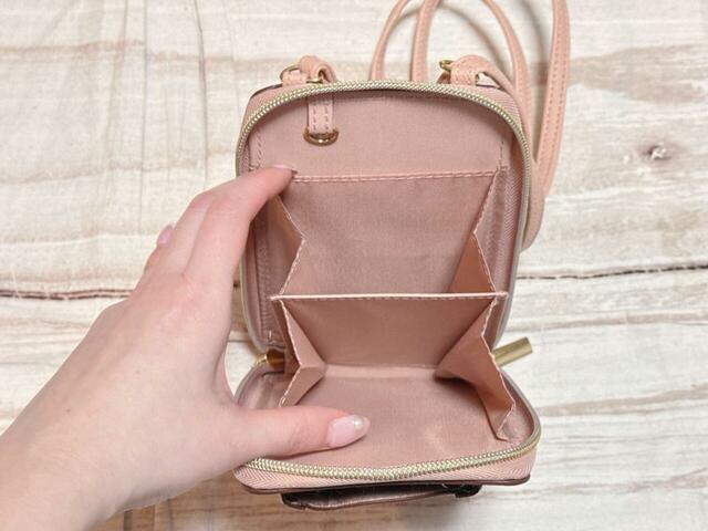 メイン収納は仕切り付き