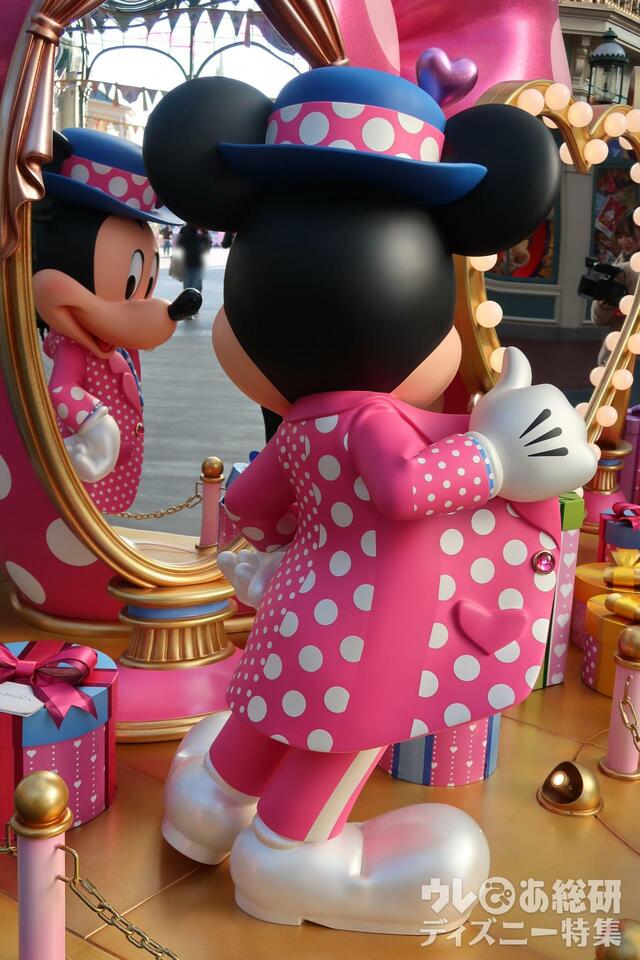 ワールドバザールのプロップス　ミニーがつくってくれた衣装を着てみるミッキー