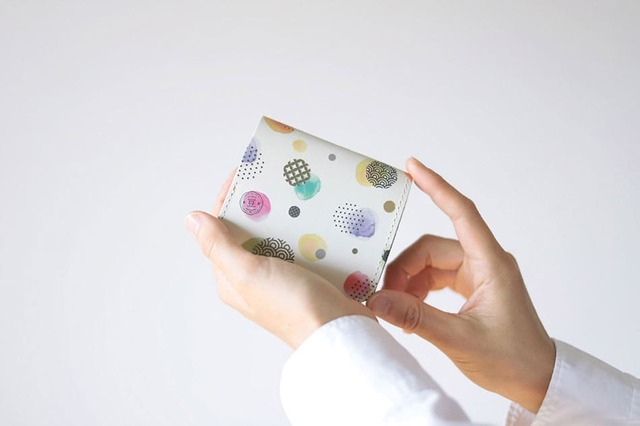 【小さいふ】手のひらにすっぽり収まる大きさです