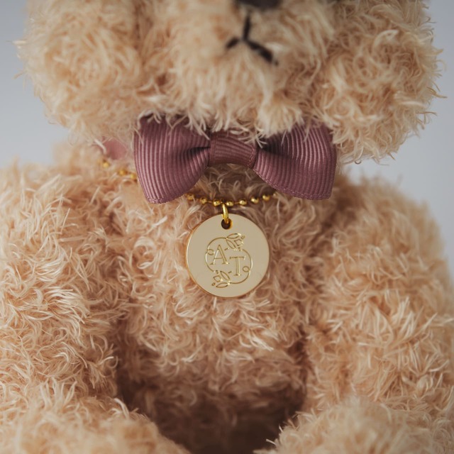 【Afternoon Tea LIVING×はしのくるみ】ブランドロゴ入りのオリジナルメタルチャーム