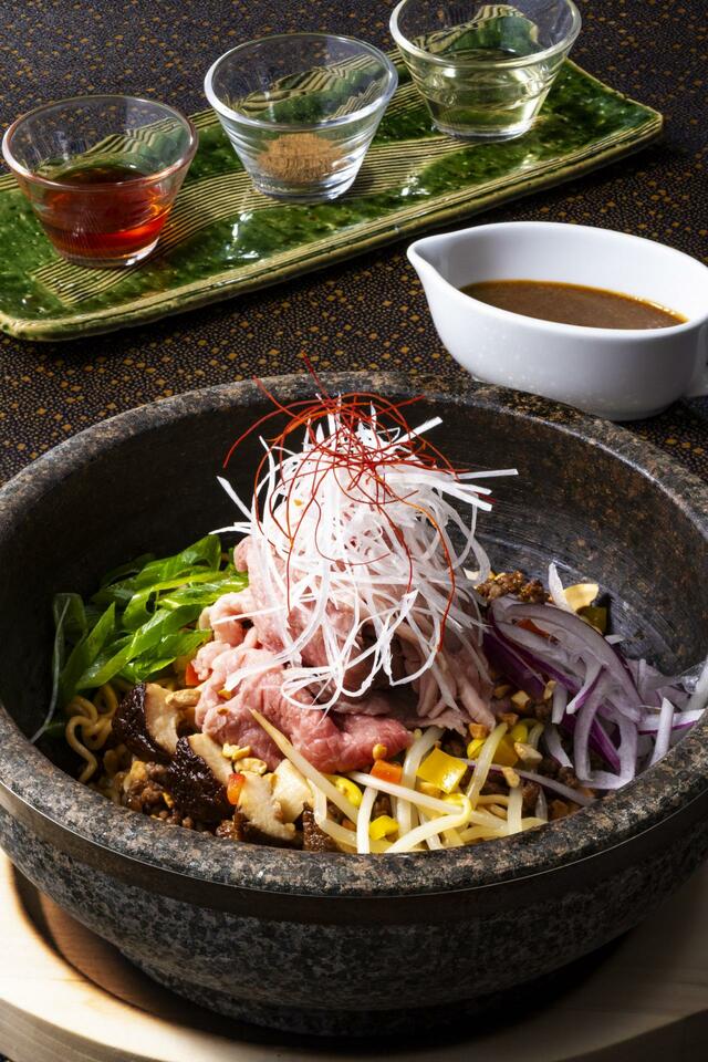 【提供期間2023年9月1日～10月31日】シルクロードガーデン_シーズン“アラカルト”　サーロインとキノコの石焼き和えそば