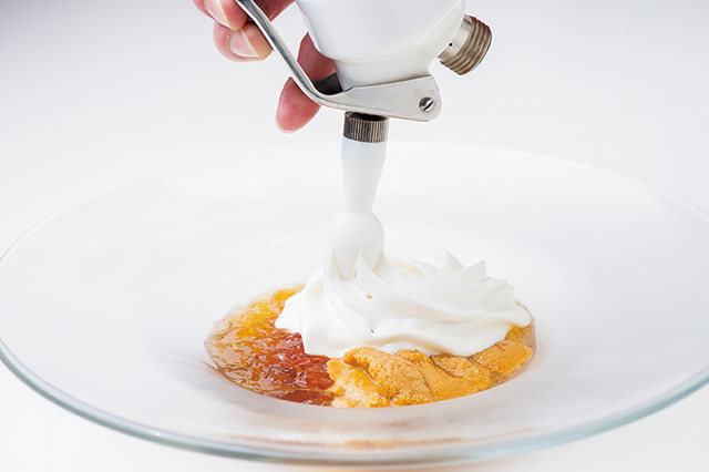 北海道ろばた 居心地（大通エリア） 雲丹と道産豆乳のクリーム豆腐 730円 豆乳とにがりをクリーム状にし、ジュレとウニの上に絞りだす工夫の一皿