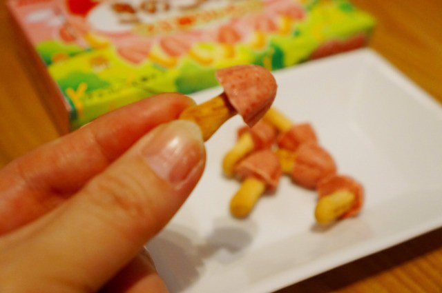 明治　きのこの山つぶ練りいちご　216円