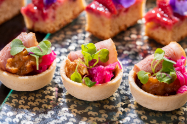 鴨胸肉の燻製とデーツのタルト