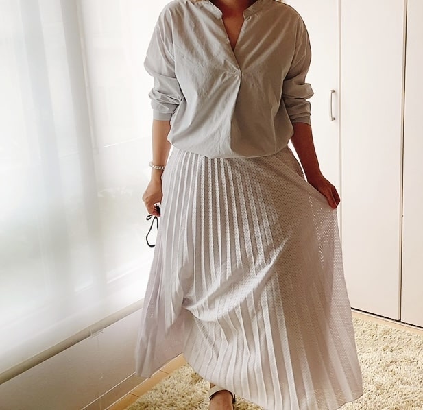 【ワークマン レディースシーンレスブラウス】プリーツスカートと合わせれば縦長のシルエットになってスタイルアップ