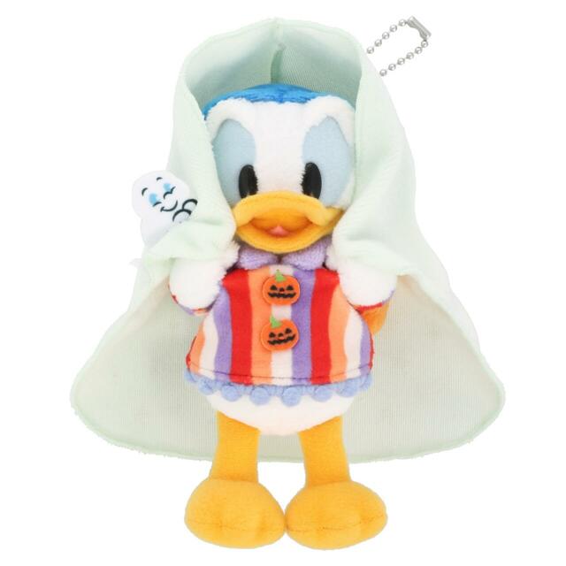 ぬいぐるみバッジ 2,800円｜妖しげなパークへ足を踏み入れてしまったディズニーの仲間たちを描いたグッズ｜東京ディズニーリゾート「ディズニー・ハロウィーン」｜販売店舗：東京ディズニーランド「ディズニー＆カンパニー」、東京ディズニーシー「エンポーリオ」｜発売日：2026年9月15日(火)