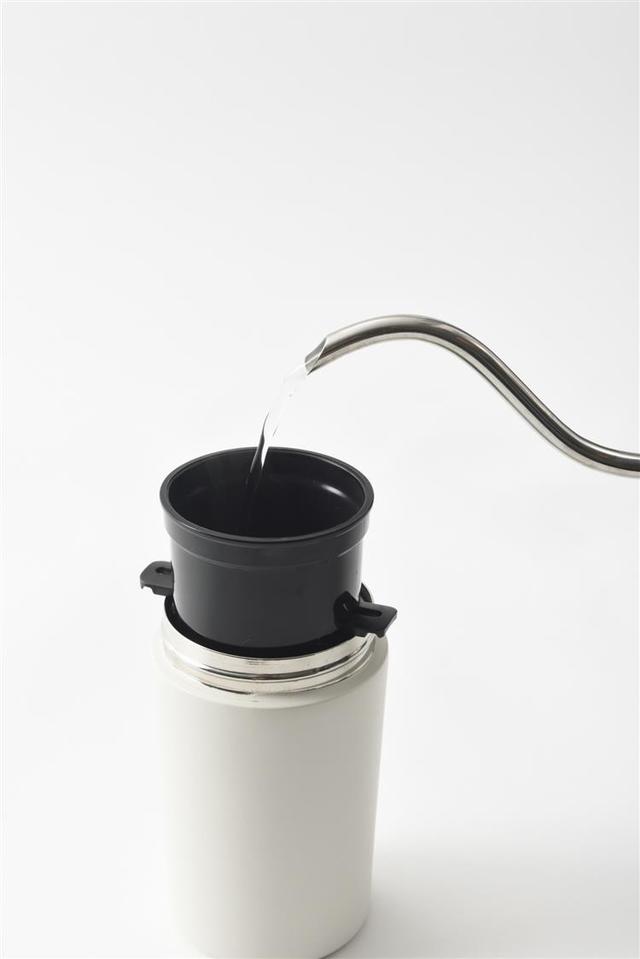 使用イメージ：どこでも挽きたて、淹れたてのコーヒーが楽しめる全電動ミル付きのコードレスコーヒーメーカー。ペーパーレスで使える「ステンレスメッシュフィルター」を採用。