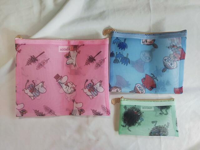 メッシュポーチは大がピンク、中がブルー、小はグリーンの3色展開