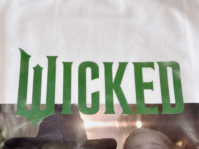 フロントに大きな「WICKED」のロゴプリント入り!