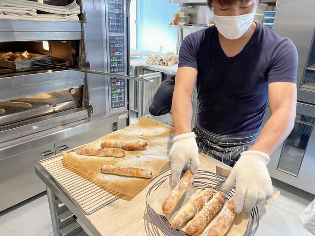 【パン デ フィロゾフ】焼いたパンはすぐに売り場へ