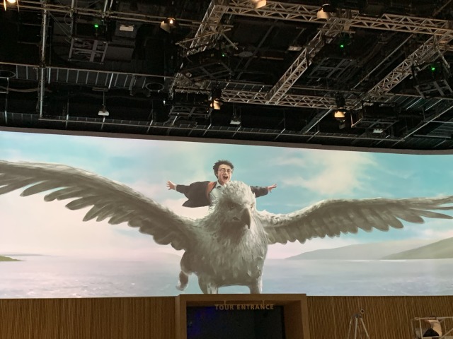 巨大なビジョンに映像が流される