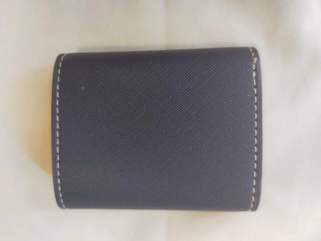 裏面は、シンプルな無地