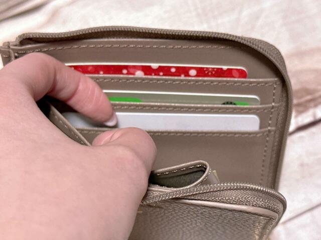 カードポケットは大きめサイズで取り出ししやすい！
