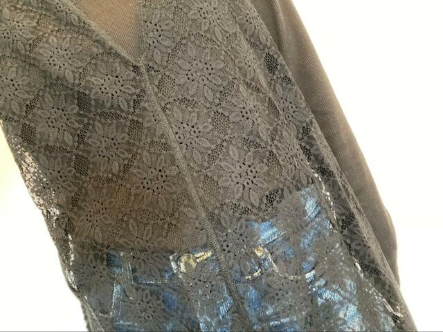 【GLOBAL WORK 2WAYレースワンピース】Vネックで着用。胸元がすっきりした印象になりますよ♪