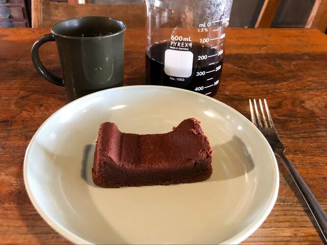 【ファミリーマート　ガトーショコラ ～メレンゲ仕立て～】ガツンと苦いコーヒーと一緒にいただきます