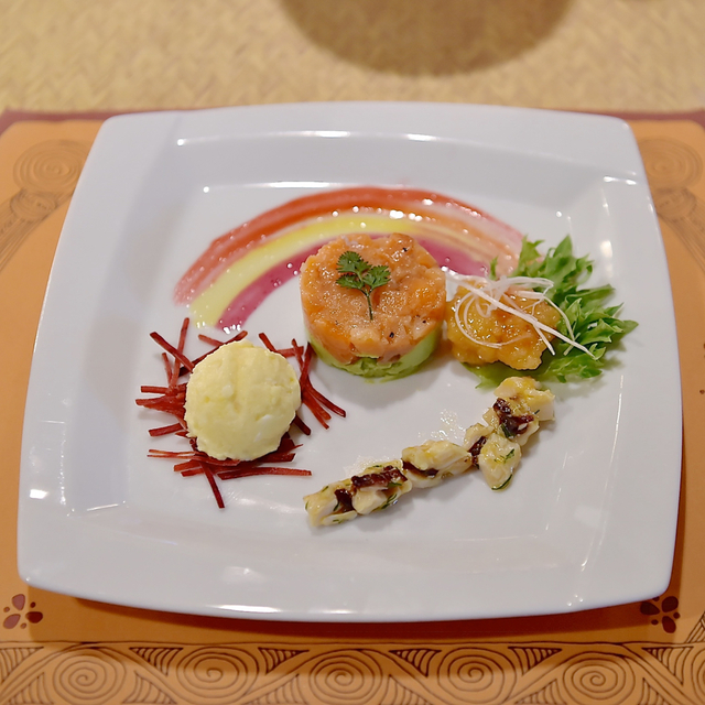 ポテトサラダとビーツ、サーモントラウトとアボカドのガトー仕立て,スウィートシュリンプ、チキンのフルーティーサラダ