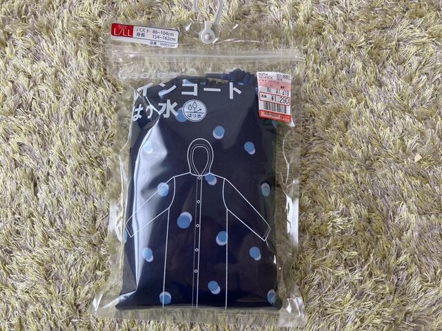 【ファッションセンターしまむら Ladies レインコートはっ水】濃いブルーに水色のドット柄のデザイン