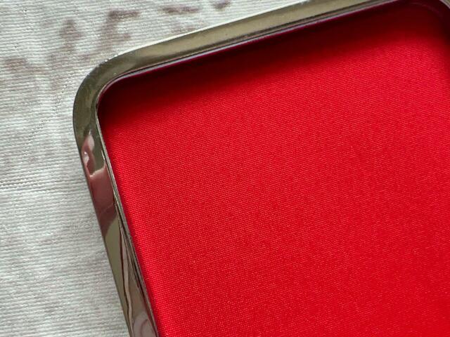 内側は鮮やかなレッドの裏地付き