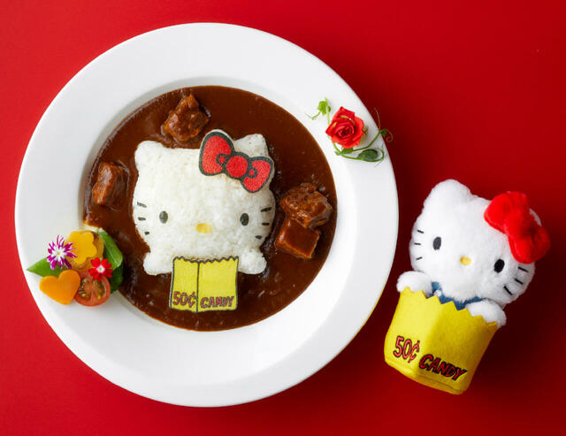 ホテルシェフ特製ハローキティ 口福のビーフカレー ミニサラダ付き(バケットハット付き) ※1日50食限定 ¥3,900 ※ぬいぐるみは商品に含まれません