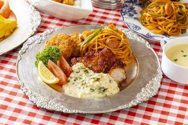 「【大人のお子様ランチ盛り付け例1】蟹風味クリーミーコロッケ、ナポリタン、チキン南蛮」＜期間：2025年7月1日～8月31日＞【【ヒルトン成田】あの懐かしのメニューを世代を超えて味わる「懐かしの洋食ビュッフェ＆デザートコレクション」開催】