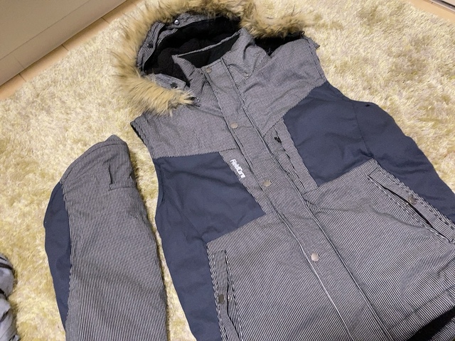 【ワークマン DIAMAGIC DIRECT(R)GRAMITECH(ディアマジック ダイレクトグラミテック)綿防風防寒2WAYジャケット】肩のファスナーを開けて簡単に袖を取り外せます