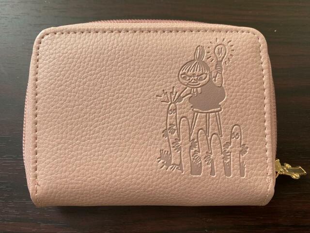 【宝島社　MOOMIN カードが見やすい じゃばら式コンパクト財布 BOOK SMOKY PINK】優しいスモーキーピンクで世代を問わず持ちやすいカラー