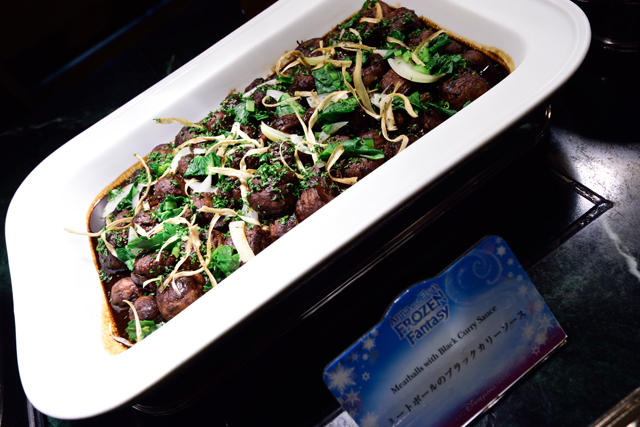 ミートボールのブラックカリーソース ©Disney