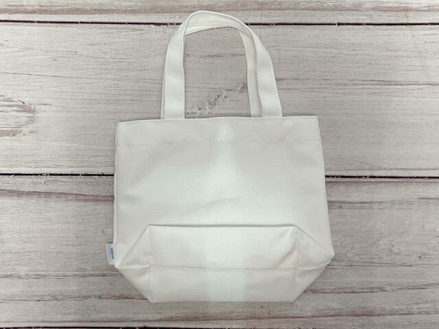 バックは装飾がないシンプルなデザイン