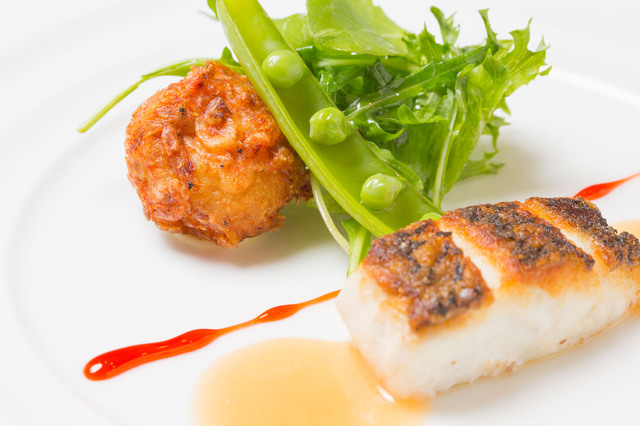 真鯛のポワレ グレープフルーツソース 桜海老を纏ったジャガイモのクロケットと共に